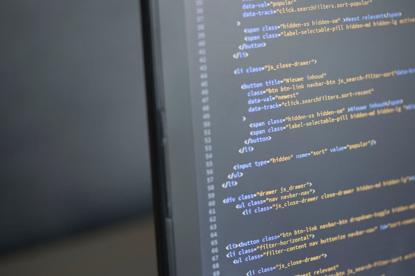 computer-screen-laptop-software-code-f6kthbu-2