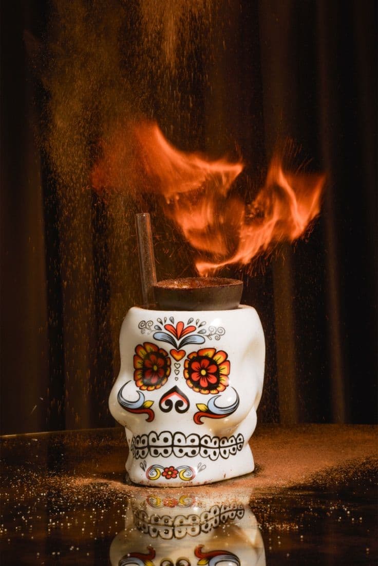 Scène flaming cocktail served in a skull mug